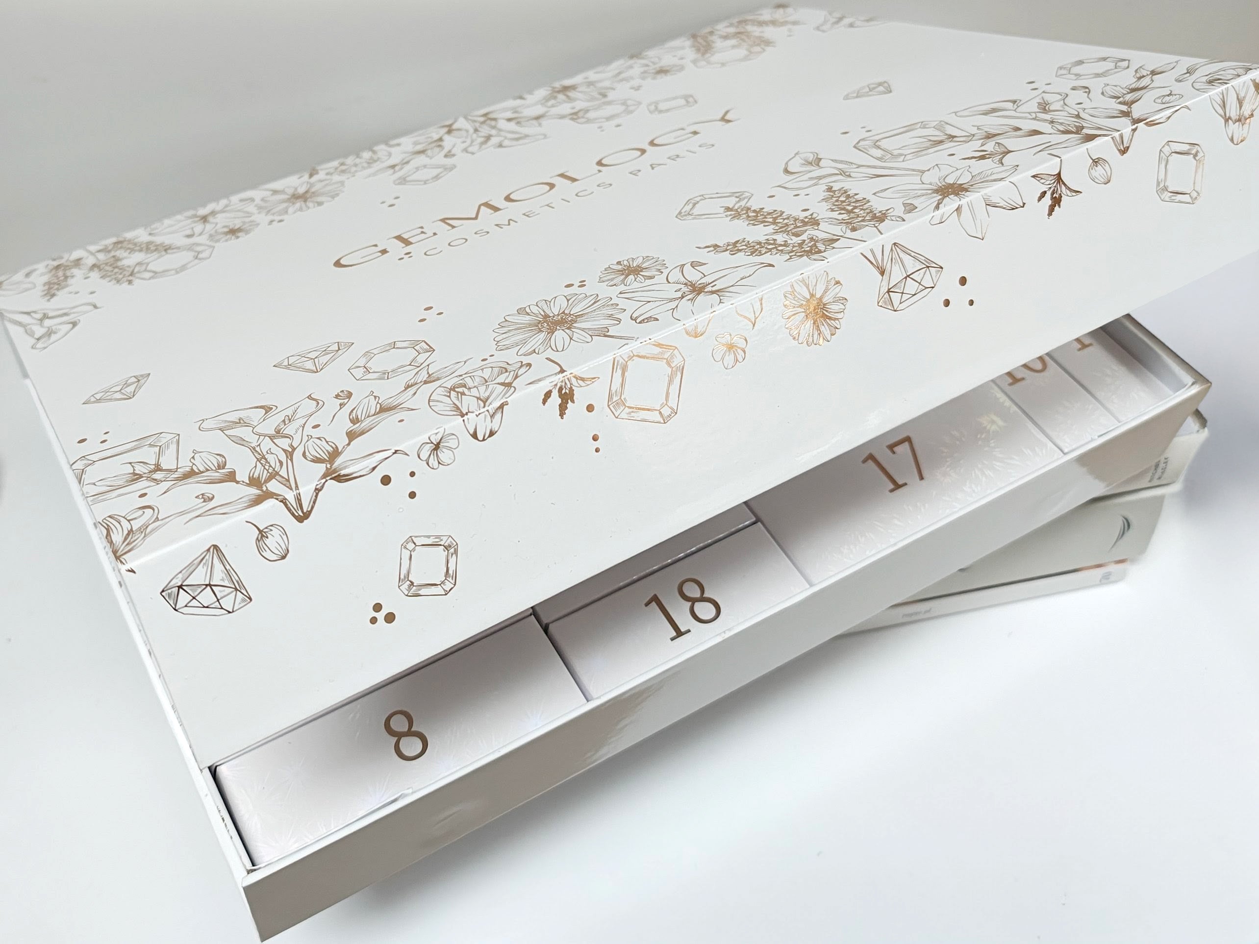 Dlaczego kalendarze adwentowe z kosmetykami to hit sezonu?