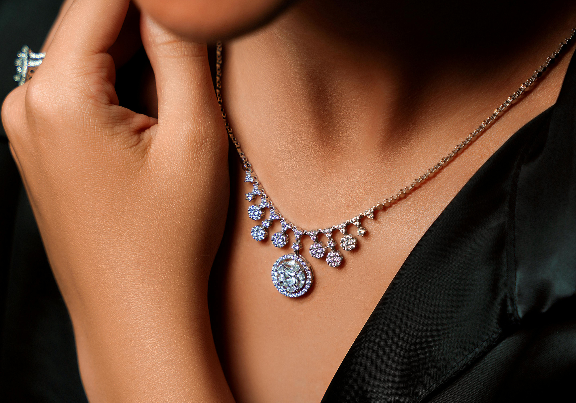 Ubrana w Gemology zabłyśniesz - sekrety pięknej skóry na Sylwestra